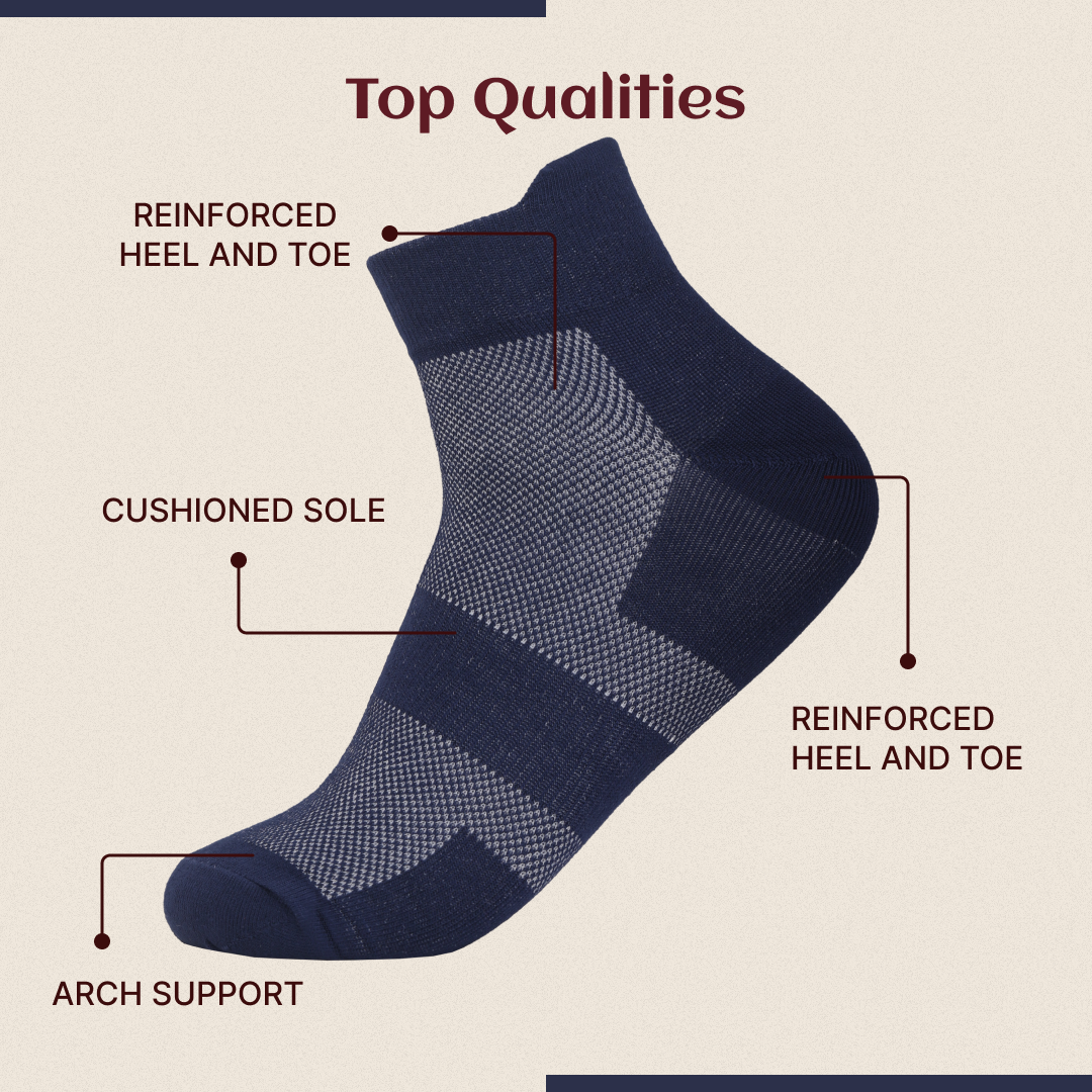Man wearing breathable ankle sports socks navy and grey pack of 2 for running and gym